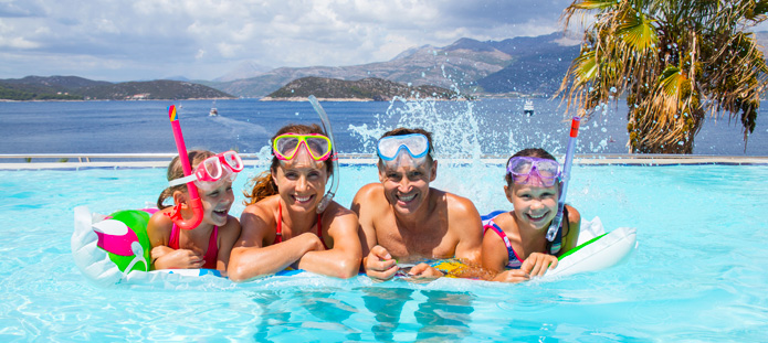 Gezin op vakantie in het zwembad