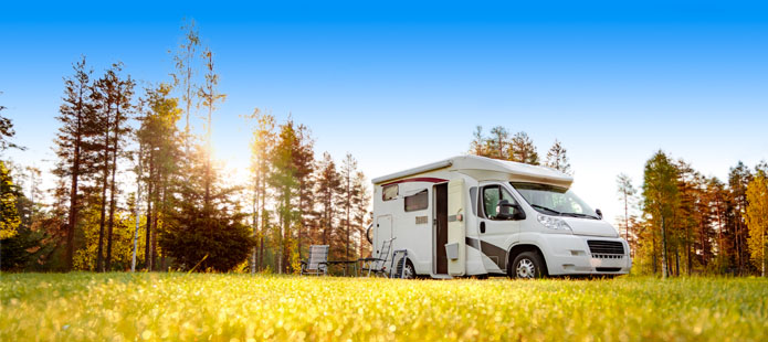 Een camper op een kleinschalige camping midden in de natuur