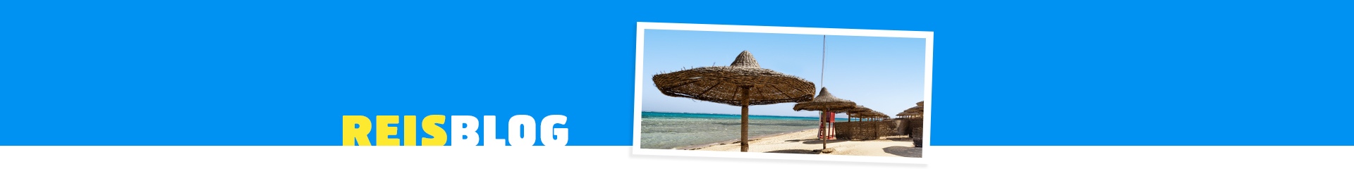 Strand met parasols in Egypte