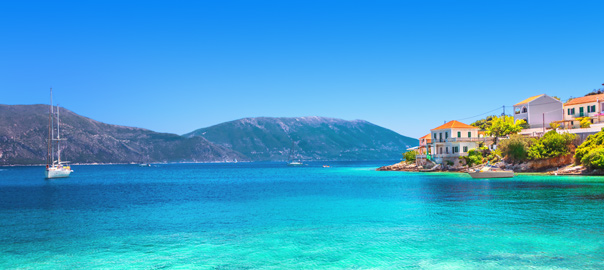 Helderblauwe zee aan de kust van de Griekse Eilanden