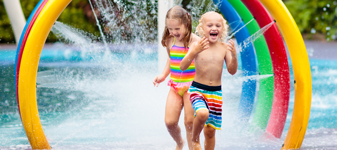 2 kinderen aan het spelen in het waterpark