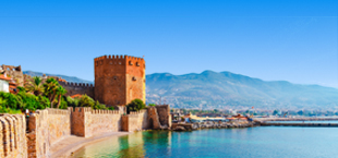 Uitzicht op het water en de toren van Alanya