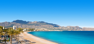 Zandstrand aan de kust van Alicante