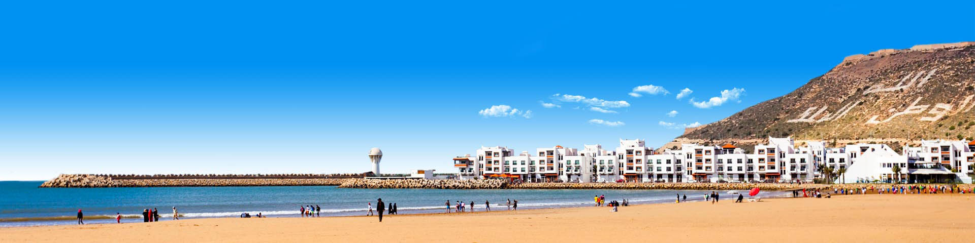 Het uitzicht op het strand, de zee en hotels in Agadir 