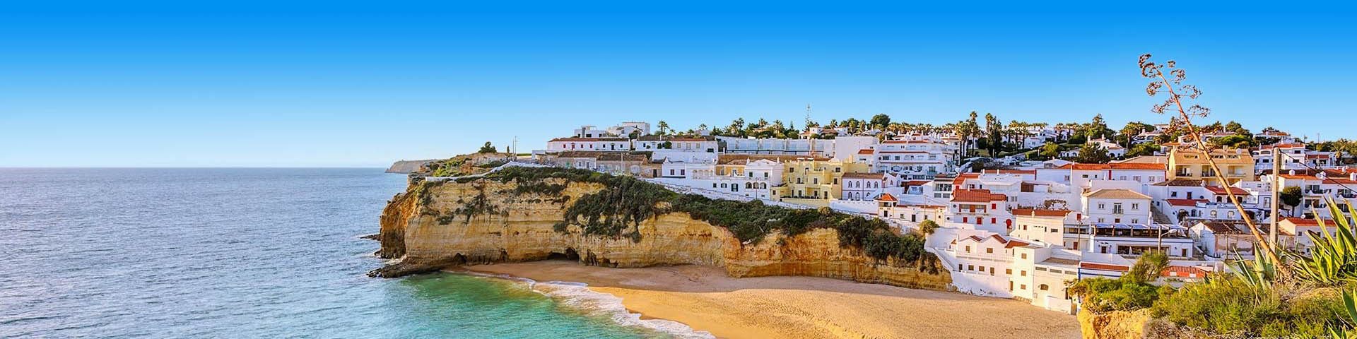 Het uitzicht op het strand en de rotsen in Albufeira 