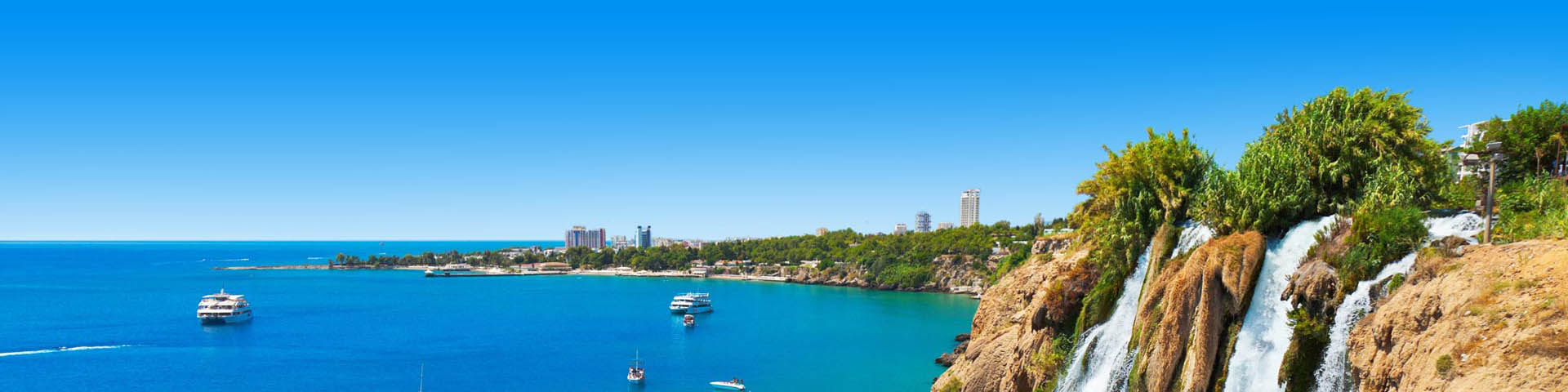 Uitzicht op de kustlijn en de watervallen bij Antalya in Turkije