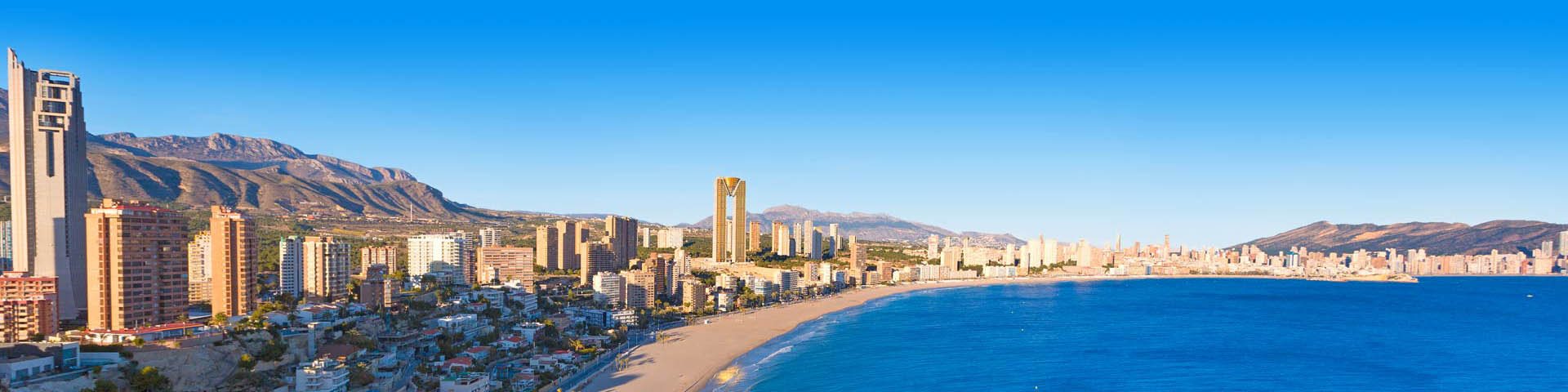 Uitzicht op het strand, de zee en de strip van Benidorm