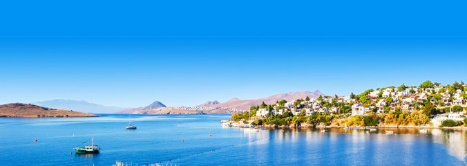 Uitzicht op witte huizen in Bodrum vanuit de zee