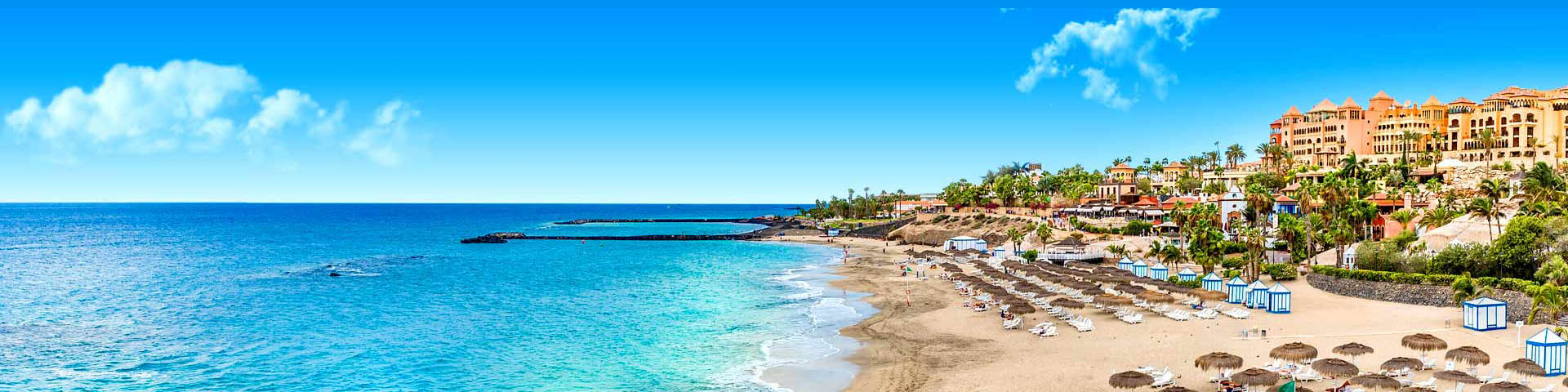 De blauwe zee en het strand in Costa Adeje 