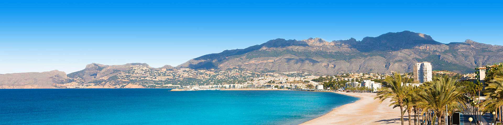 Kust met zee, strand en heuvels aan de Costa Blanca van Spanje