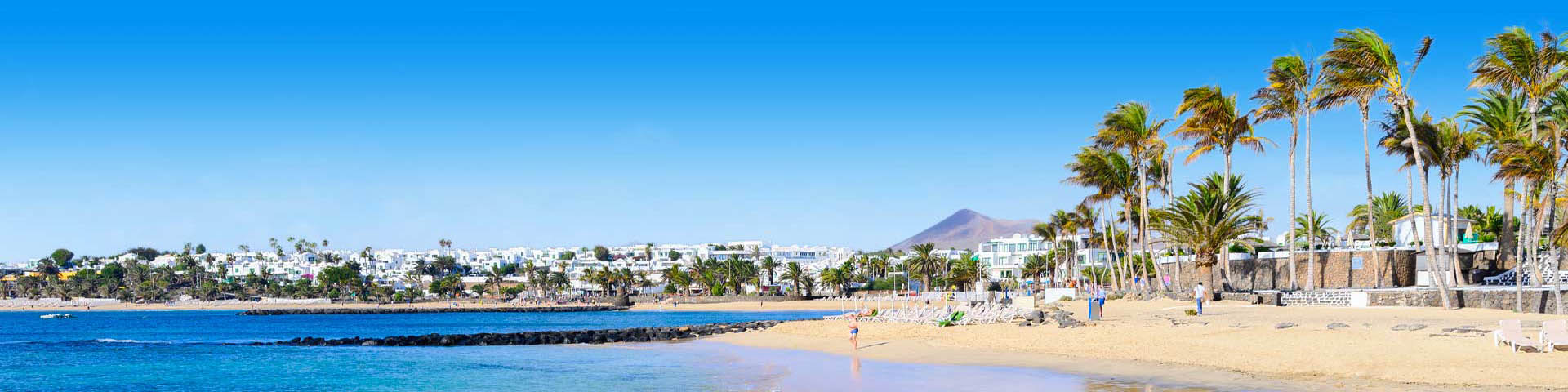 Het strand met palmbomen in Costa Teguise 