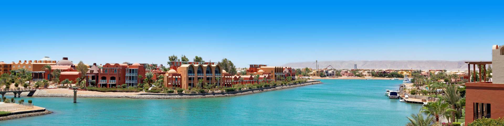 Uitzicht op de blauwe zee en hotels in El Gouna 