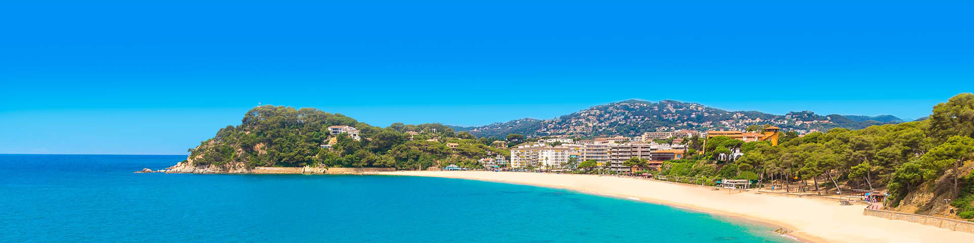 Uitzicht vanaf zee op het strand en Lloret de Mar 