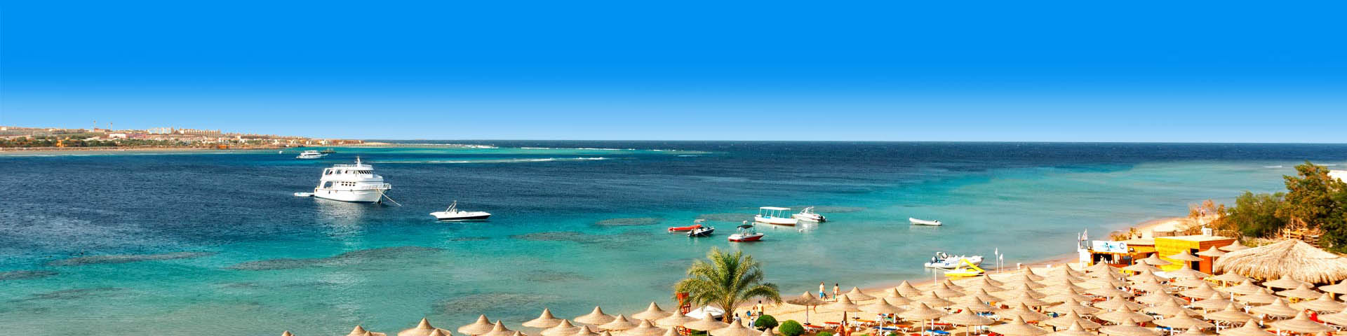 Uizicht over de blauwe zee en parasols in Makadi Bay 