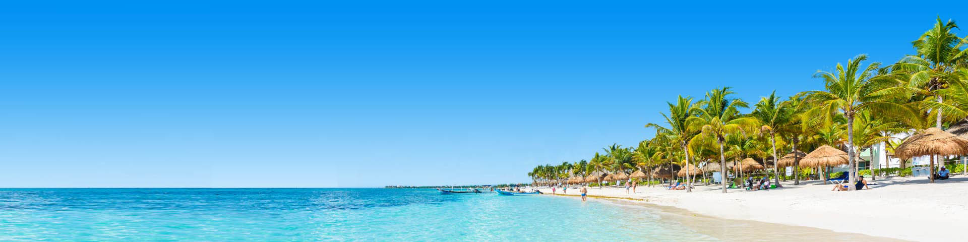 Kustlijn met helderblauwe zee en parelwit zandstrand in Mexico