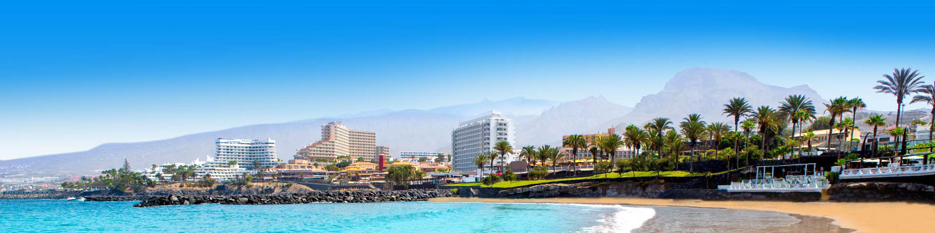 Het strand en gebouwen in Playa de las Américas