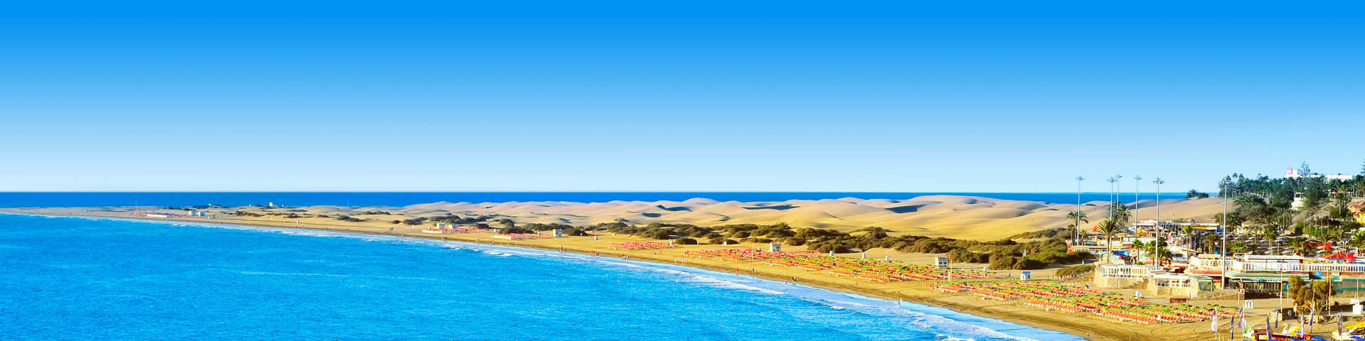 De blauwe ze en het gele strand in Playa del Inglés