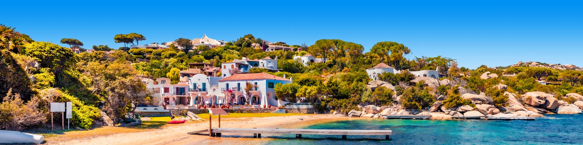 Uitzicht op een stijger en dorpje op het Italiaanse eiland Sardinië