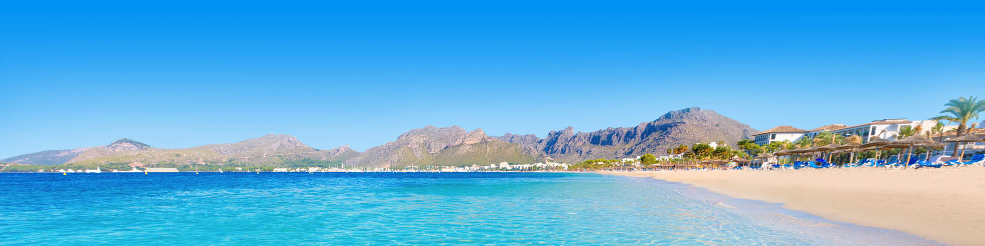 Kraakheldere zee aan het strand met heuvels op het Spaanse eiland Mallorca