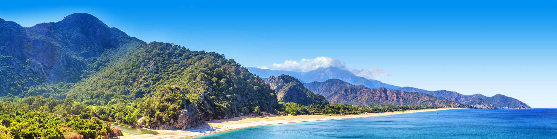 Uitzicht over zee en groene heuvels aan de kust van Turkije