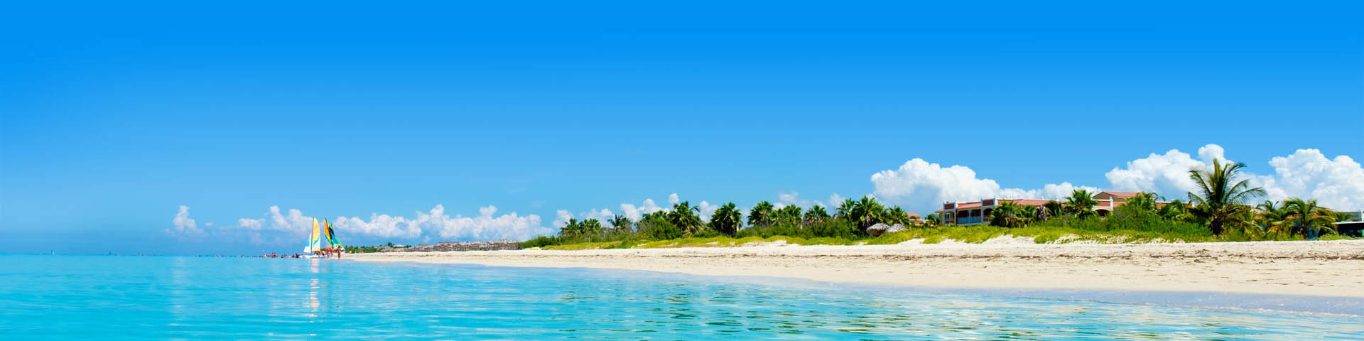 Schitterend wit zandstrand met tropisch regenwoud op de achtergrond aan de kust van Varadero in Cuba