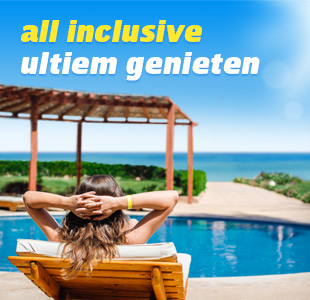 Vrouw heerlijk genieten op all inclusive vakantie