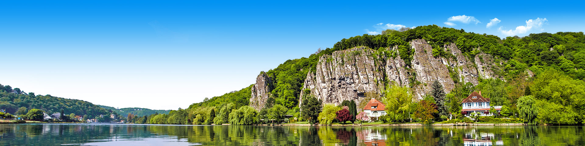 Uitzicht op een berg en water tijdens een autovakantie in Belgie