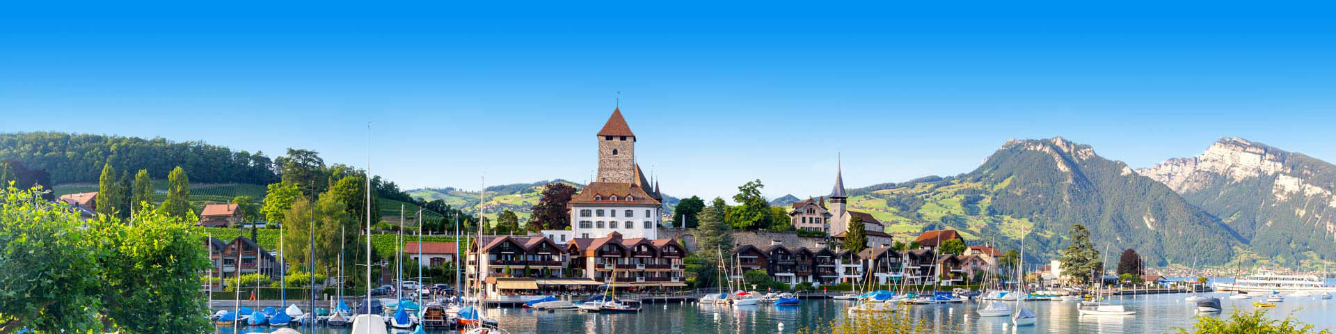 Dorpje met een haven in Zwitserland 