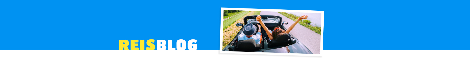 Twee mensen in de auto op vakantie