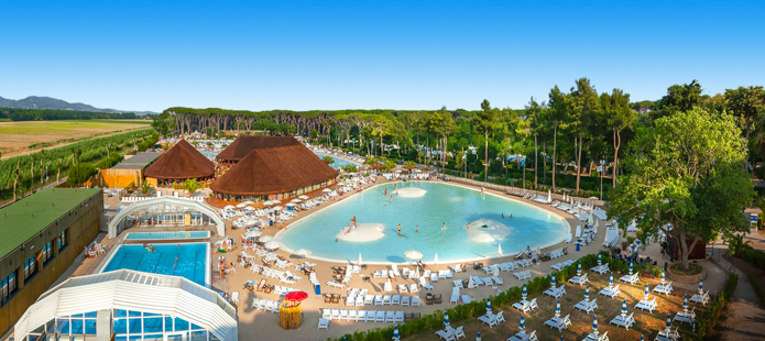 Een zwembad op een camping