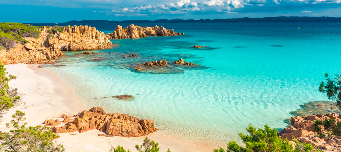 Idyllische baai met helderblauw water