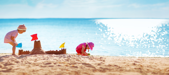 Twee spelende kinderen op het strand