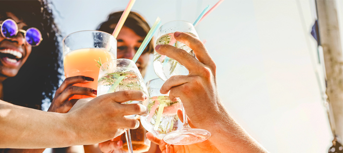 Proosten met alcoholische drankjes op vriendenvakantie