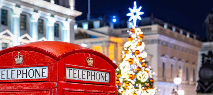 Typische telefooncel met kerstversiering