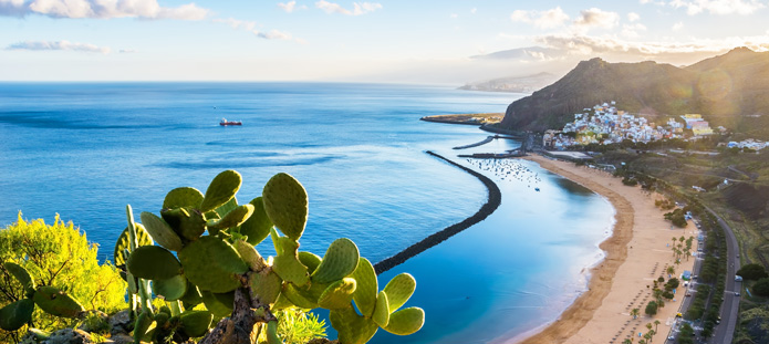 Uitzicht over een heerlijk strand gelegen in een baai op herfstvakantie