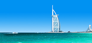 Uitzicht op de Burj al Arab aan de zee in Dubai