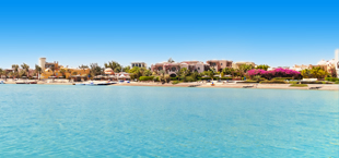 Strand en zee met gebouwen op de achtergrond in El Gouna