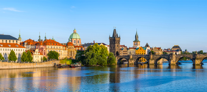 Uitzicht op rivier en brug in Praag
