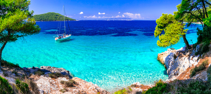 Helderblauwe zee op Skiathos