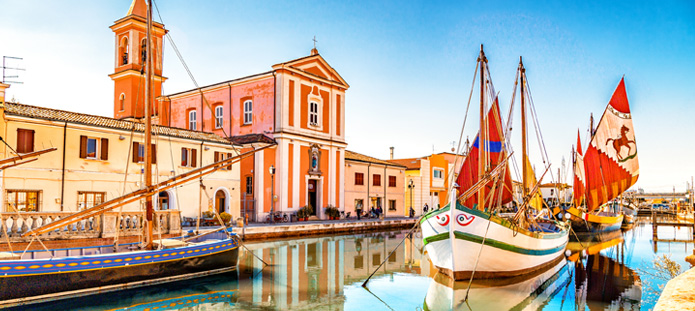 Kleurrijke boten in het water bij Rimini