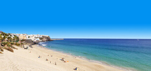 Wit zandstrand en een blauwe zee op Fuerteventura