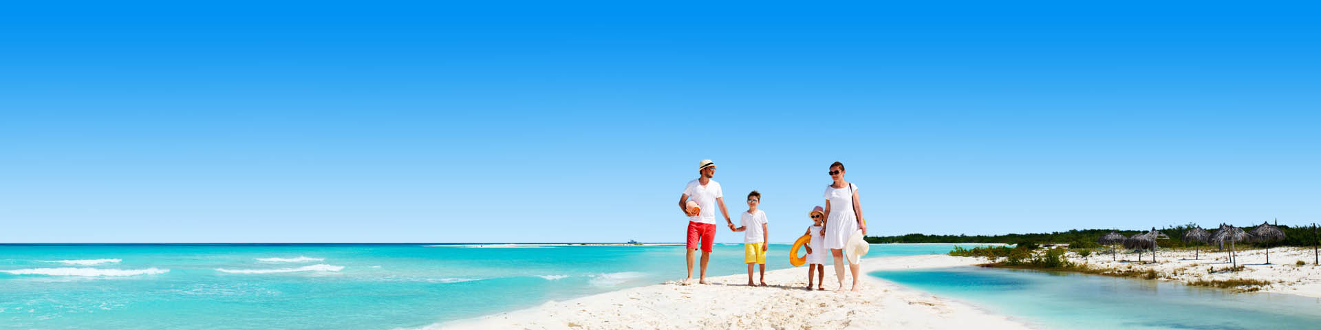 Gezin aan het wandelen op het strand met kinderen