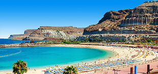 Strand met bergen op de achtergrond in Gran Canaria