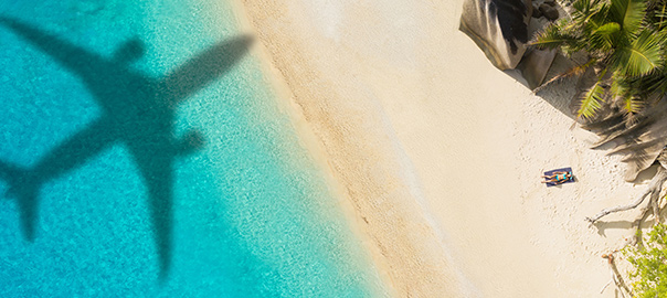 Schaduw van een vliegtuig op het strand en de zee