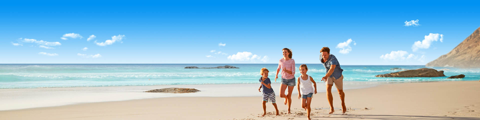 Gezin aan het rennen op het strand op vakantie