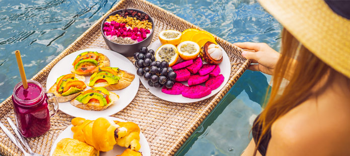 Floating ontbijt in een zwembad