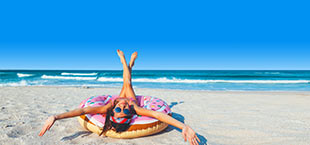 Vrouw op een zwembad op strand Sunny Beach