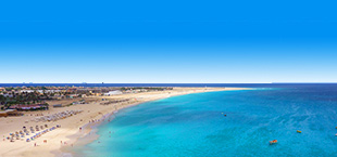 Blauwe zee en wit zandstrand op Kaapverdië