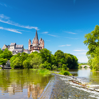 Water en oud kasteel in Limburg