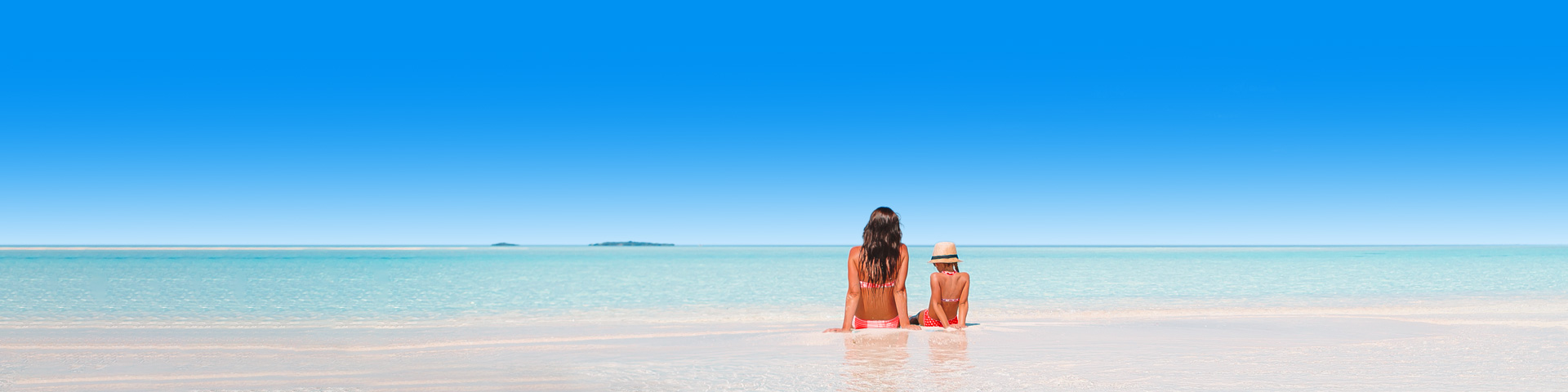 Gezin aan het wandelen op het strand met kinderen